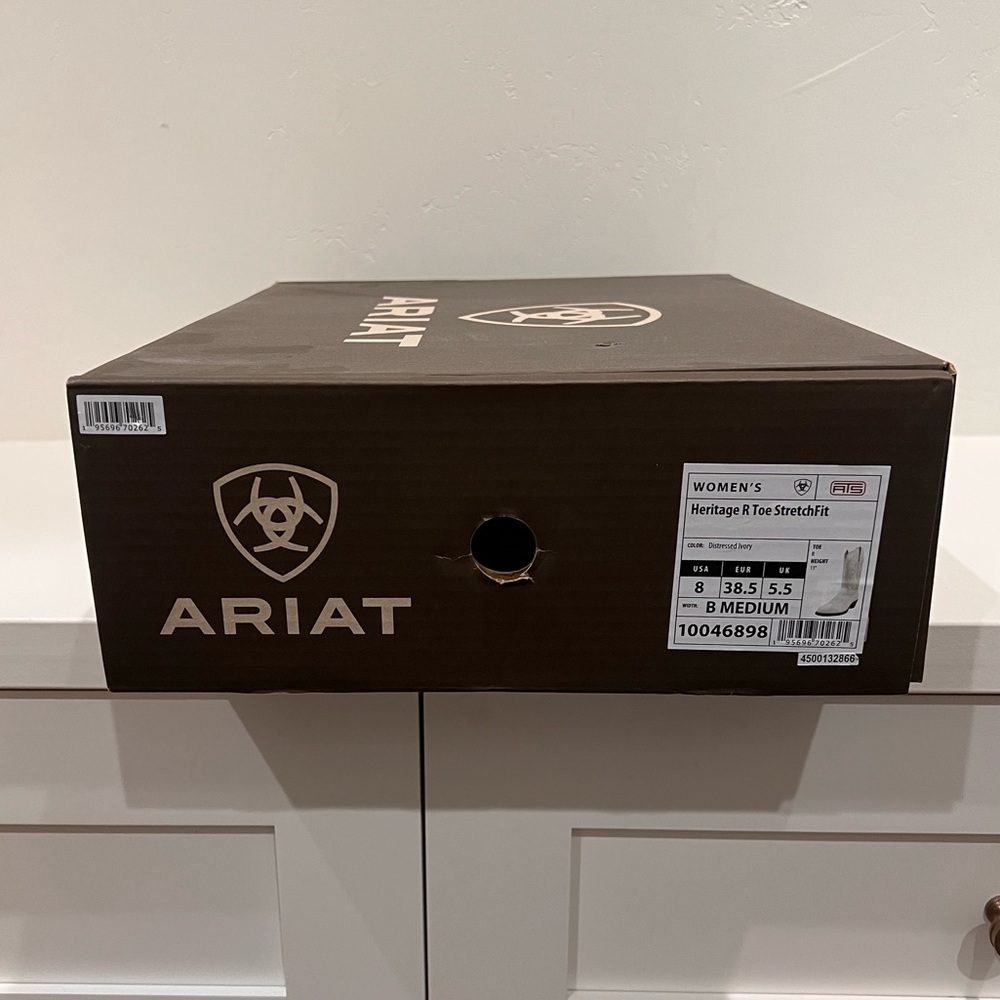 Never worn Ariat women’s Heritage toe stretch fit - Picture 4 of 5